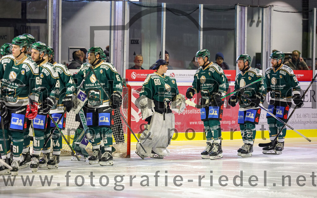 2025-11-02_003_TSV_Erding_gegen_EV_Fuessen | Erding, Deutschland, 02.11.2025:Eishockey, Oberliga Süd 2025 / 2026, 15. Spieltag, TSV Erding gegen EV Füssen, Endergebnis: 2:6Maximilian Forster (Erding Gladiators, #81), Paul Wallek (Erding Gladiators, #44), Elias Maier (Erding Gladiators, #15), Torwart Nico Wimmer (Erding Gladiators, #60), Louis Trattner (Erding Gladiators, #7), Grady Hobbs (Erding Gladiators, #22), Markus Eberhardt (Erding Gladiators, #94)Foto: Christian Riedel / fotografie-riedel.net