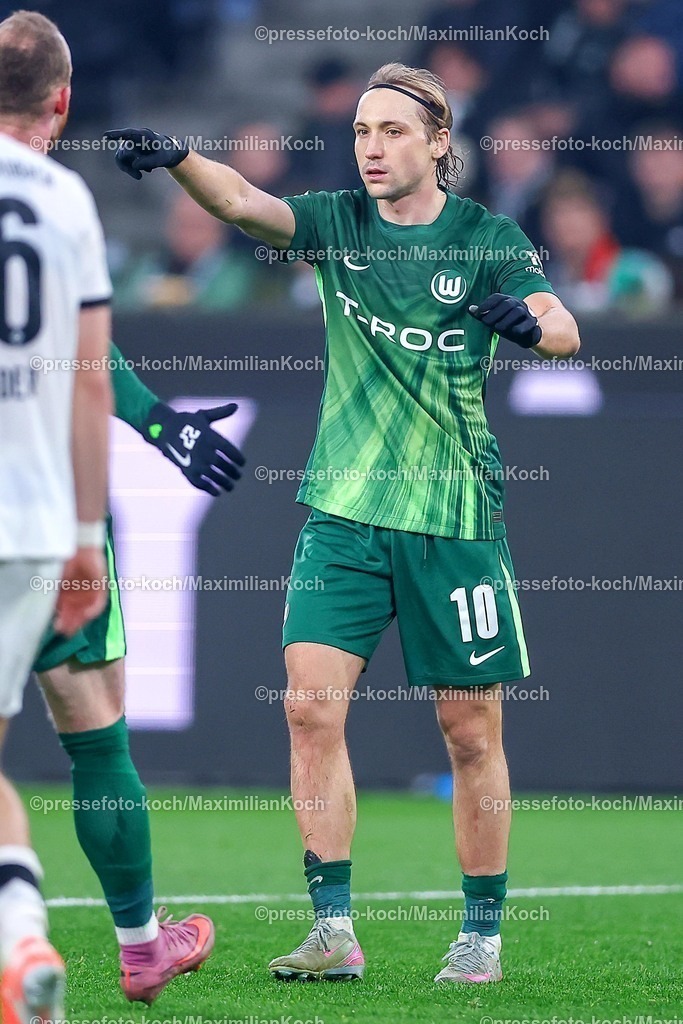 BMG13122502128 | 13.12.2025, Fußball, Borussia Mönchengladbach - VfL Wolfsburg, 1. Fußball Bundesliga, 14.Spieltag, Borussia-Park, Saison 2025 2026: Lovro Majer&nbsp;(VfL Wolfsburg #10) gestikulierend auf dem Spielfeld   DFB regulations prohibit any use of photographs as image sequences and or quasi-video.