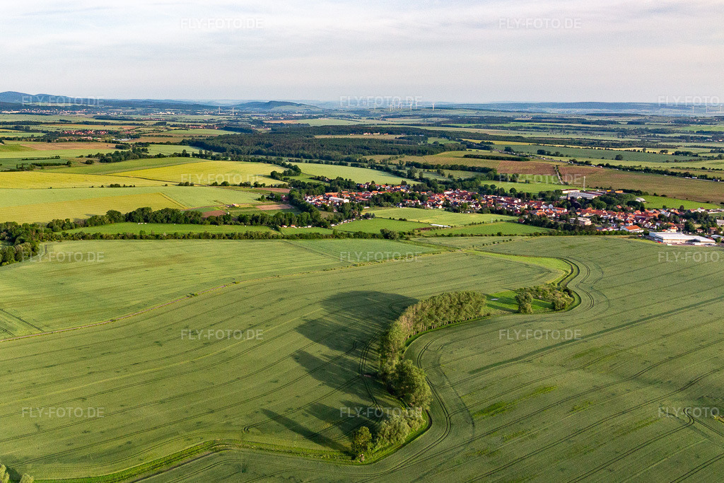 Ortsansicht von Südosten | Luftbild: Ortsansicht von Südosten in Emleben im Bundesland Thüringen in Deutschland. Foto: IMG_007603.jpg vom 15.06.2021 durch Werner Riehm/FLY-FOTO.de - Realisiert mit Pictrs.com