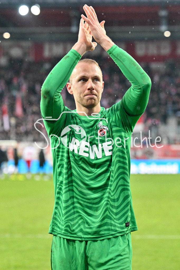 SSV Jahn Regensburg - 1. FC Köln | Die Spieler des FC bedanken sich bei den mitgereisten Fans nach dem Sieg in Regensburg / 2. Bundesliga: SSV Jahn Regensburg - 1. FC Koen, Jahnstadion am 08.12.2024 / Marvin SCHWAEBE (1. FC Koeln 1) / Freisteller / Einzelfoto