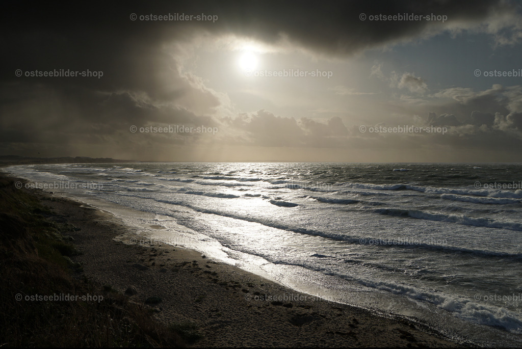 Wellenlinien im Gegenlicht | Das Bild zeigt Ostseewellen, die im gleissenden Gegenlicht am Strand auslaufen.