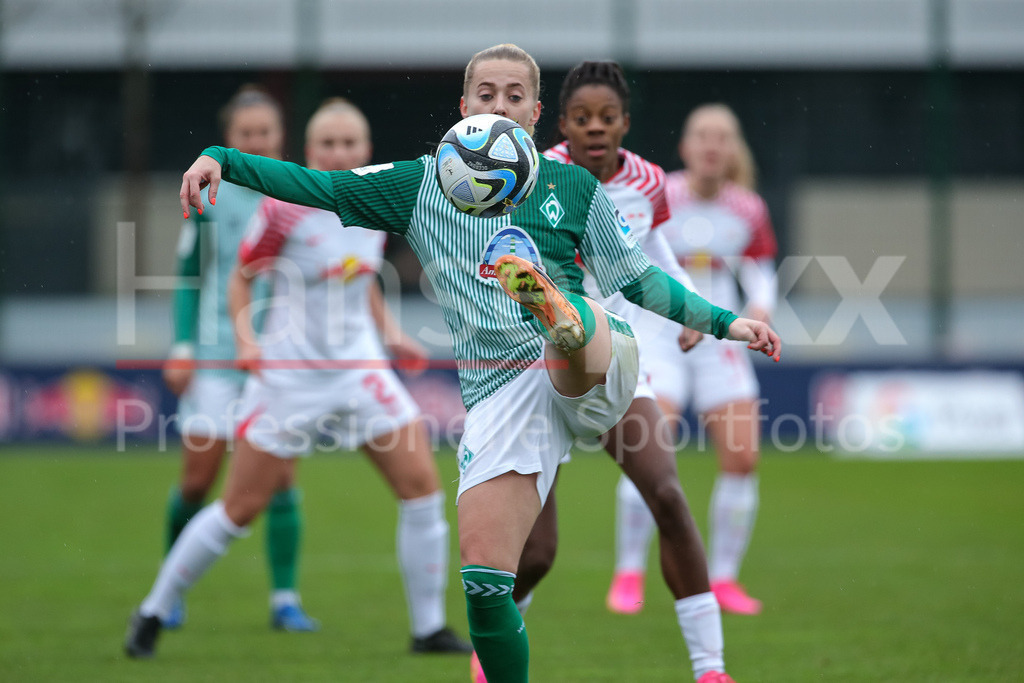 Fussball, Google Pixel Frauen-Bundesliga, RB Leipzig - SV Werder Bremen | v.li.: Nina Lührßen (SV Werder Bremen, 27) am Ball, Einzelbild, Ganzkörper, Aktion, Action, Spielszene, DIE DFB-RICHTLINIEN UNTERSAGEN JEGLICHE NUTZUNG VON FOTOS ALS SEQUENZBILDER UND/ODER VIDEOÄHNLICHE FOTOSTRECKEN. DFB REGULATIONS PROHIBIT ANY USE OF PHOTOGRAPHS AS IMAGE SEQUENCES AND/OR QUASI-VIDEO.