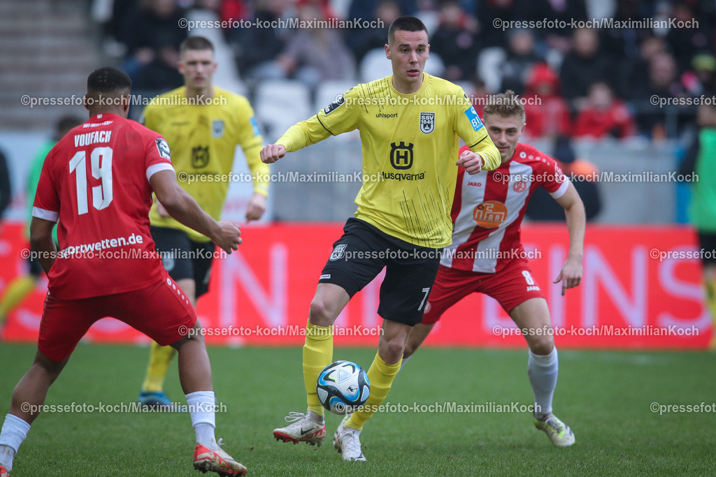 RWE3Liga17022401061 | 17.02.2024, Essen, Fußball, bwin 3. Liga Herren, Stadion an der Hafenstraße, 24. Spieltag Saison 2023 2024, Rot-Weiss Essen – SSV Ulm 1846:  Bastian Allgeier (SSV Ulm 1846) gegen Eric Voufack (Rot-Weiss Essen) und Cedric Harenbrock (Rot-Weiss Essen). 
DFB regulations prohibit any use of photographs as image sequences and or quasi-video.