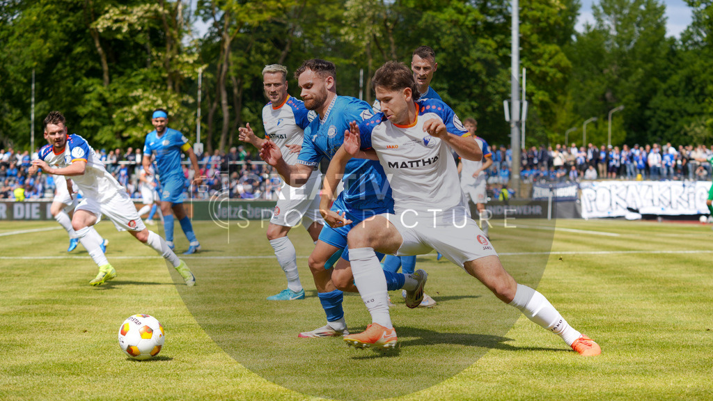 Fußball, Herren, Saison 2024/2025, Finaltag der Amateure 2025, Landespokal Brandenburg, Finale, VfB 1921 Krieschow vs. RSV Eintracht 1949, Samstag 24.05.2025, Volksparkstadion Neuruppin, | Fußball, Herren, Saison 2024/2025, Finaltag der Amateure 2025, Landespokal Brandenburg, Finale, VfB 1921 Krieschow vs. RSV Eintracht 1949, Samstag 24.05.2025, Volksparkstadion Neuruppin, Im Bild: Luca Krüsemann (l. RSV) und Jannis Fuchs (r. VfB) - Realisiert mit Pictrs.com