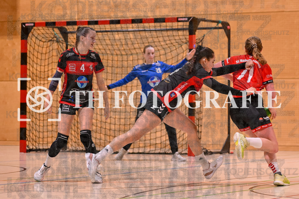 GER, SG Maulburg/Steinen - SG Muggensturm/Kuppenheim, Handball, Suedbadenliga, 17. Spieltag, Saison 2023/2024, 09.03.2024 | Sabrina Gruber (SG Maulburg/Steinen, #71) hat den Ball und laeuft Richtung Kreis auf Nicole Pauer (SG Muggensturm/Kuppenheim, #20) zu.

GER, SG Maulburg/Steinen - SG Muggensturm/Kuppenheim, Handball, Suedbadenliga, 17. Spieltag, Saison 2023/2024, 09.03.2024

Foto: TH Fotografie/Thomas Hess