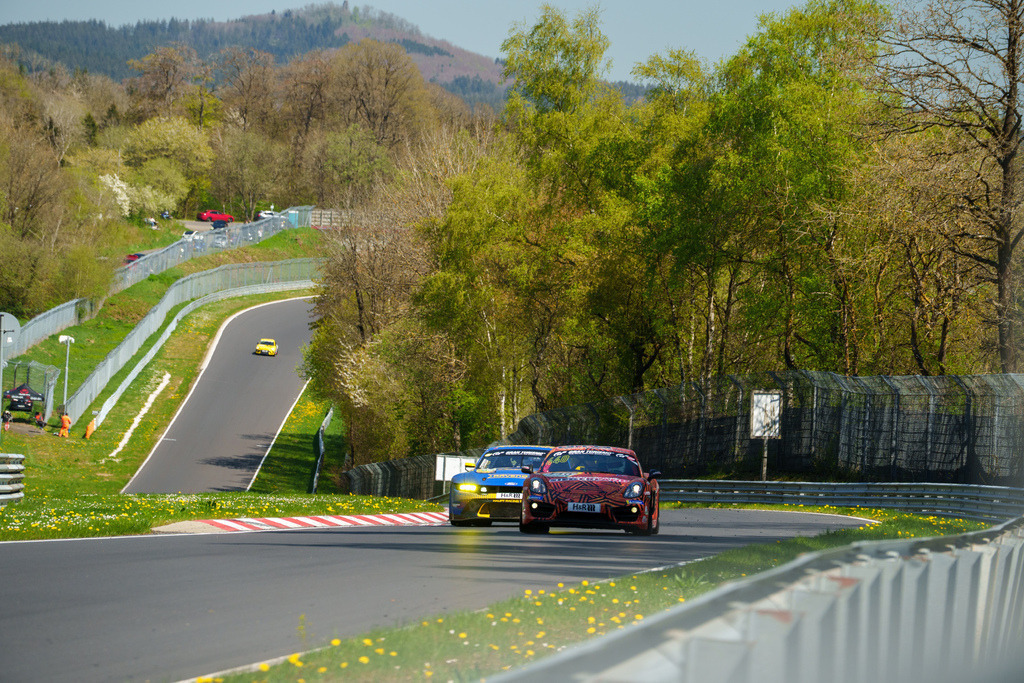 Nürburgring Langstrecken Serie  Rennen 2(NLS) | 26.04.2025 Nürburgring Langstrecken Serie  Rennen 2(NLS), Nürburgring,Deutschland, Bild: Teilnehmer der Nürburgring Langstrecken-Serie (NLS) während des heutigen Rennens auf der Nordschleife. Impressionen aus der Startphase, packende Duelle auf der Strecke, Boxenstopps und dramatische Rennszenen bei wechselhaftem Wetter. Zahlreiche Teams aus unterschiedlichen Fahrzeugklassen kämpfen um Positionen auf der legendären Nürburgring-Strecke. Zuschauer entlang der Strecke erleben ein spannendes Motorsport-Event unter typisch wechselhaften Eifel-Bedingungen. - Realisiert mit Pictrs.com