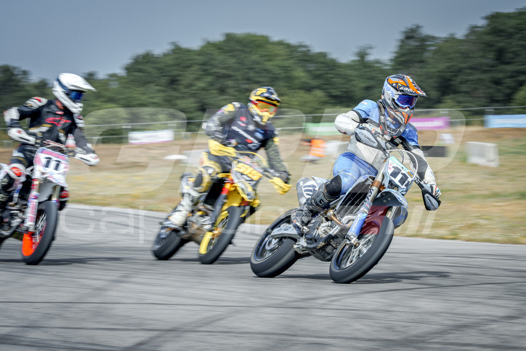 SuperMoto_Staatsmeisterschaft_Fuglau-600 | GRIPcapture steht für authentische Sportfotografie in Österreich – für Momente, die mehr sind als Geschwindigkeit oder Ergebnis. Es geht um Emotion, Spannung, Fokus und den Augenblick, der oft nur einen Wimpernschlag dauert.Ob Motorsport, Teamsport oder 