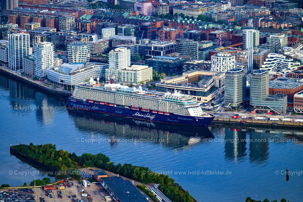 Hamburg_Hafencity_Chicagokai_Mein_Schiff_4_ELS_5479200925 | HAMBURG 20.09.2025 Kreuzfahrt- Passagier- und Fahrgast- Schiff der " Meinschiff 4 " am Hafen im Ortsteil HafenCity in Hamburg, Deutschland. Weiterführende Informationen bei: CGH Cruise Gate Hamburg GmbH,  TUI Cruises GmbH. // Cruise passenger and passenger ship "Meinschiff 4" at the harbor in the HafenCity district of Hamburg, Germany. Further information at: CGH Cruise Gate Hamburg GmbH,  TUI Cruises GmbH. Foto: Martin Elsen