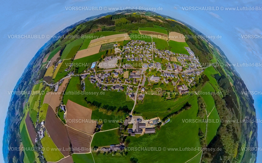 Eslohe240590288Reiste | Luftbild, Wohngebiet Ortsansicht Ortsteil Reiste, umgeben von Waldgebiet mit Wiesen und Feldern, Bundesstraße B.55, Erdkugel, Fisheye Aufnahme, Fischaugen Aufnahme, 360 Grad Aufnahme, tiny world, little planet, fisheye Bild, Reiste, Eslohe, Sauerland, Nordrhein-Westfalen, Deutschland