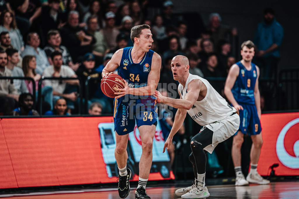 Basketball | Männer | Saison 2023/2024 | easyCredit Basketball Bundesliga | Veolia Towers Hamburg vs. Alba Berlin | 17.04.2024 | Justin Bean (#34, Alba Berlin) mit dem Ball sucht einen Weg um Seth Hinrichs (#12, Hamburg Towers) vorbei