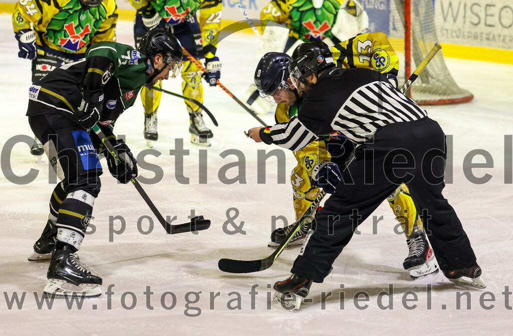 2022-12-16_092_TSV_Erding_gegen_EC_Pfaffenhofen | Erding, Deutschland, 16.12.2022:
Eishockey, Bayernliga 2022 / 2023, 21. Spieltag, TSV Erding gegen EC Pfaffenhofen, Endergebnis: 14:1

Philipp Michl (Erding Gladiators, #77), Robert Neubauer (EC Pfaffenhofen, #13)

Foto: Christian Riedel / fotografie-riedel.net