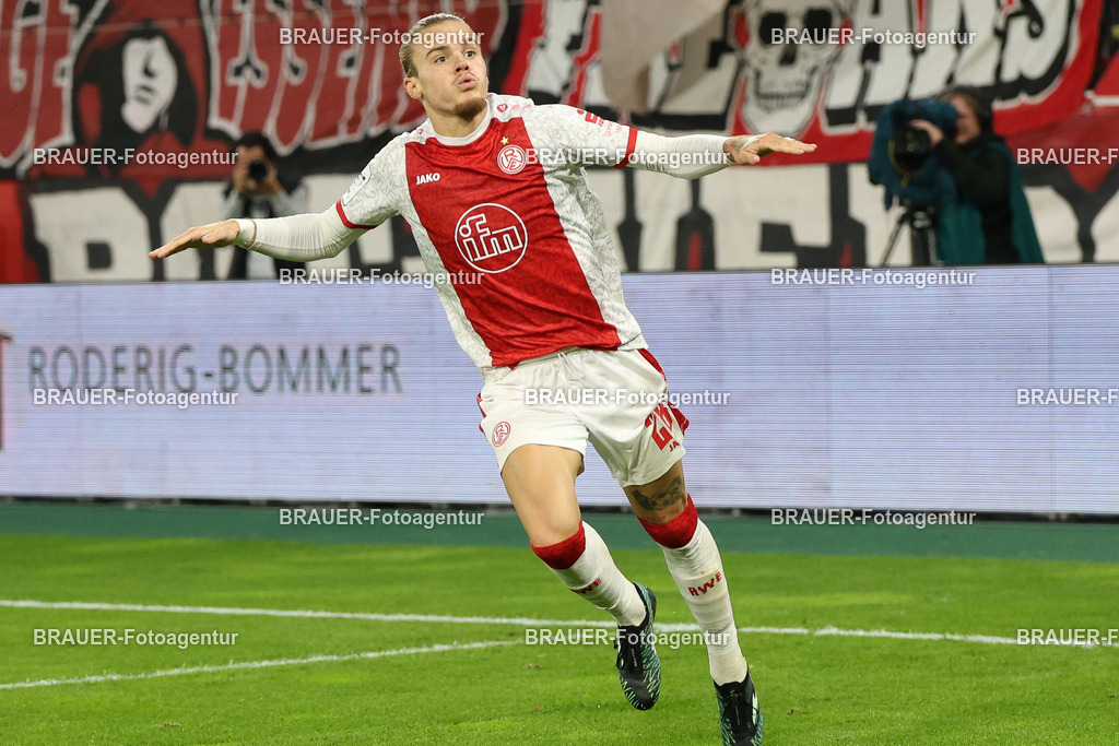 Rot-Weiss Essen - VFL Osnabrück | Essen, Deutschland, 17.09.2025 Tom Moustier  (Rot-Weiss Essen) Torjubel nach dem Tor zum 1:1während des 3.Liga Spiels zwischen  Rot-Weiss Essen und VFL Osnabrück am 17.09.2025 im Stadion an der Hafenstraße in Essen. (Foto von Timo Bluhmki-Schmidt/Brauer Fotoagentur