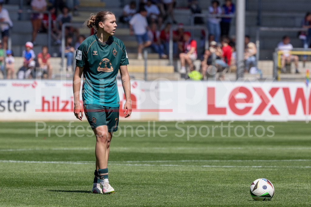 Fussball, Google Pixel Frauen-Bundesliga, SC Freiburg - SV Werder Bremen | Larissa Mühlhaus (SV Werder Bremen, 7) am Ball, Freisteller, Einzelbild, Ganzkörper, Aktion, Action, Spielszene, DIE DFB-RICHTLINIEN UNTERSAGEN JEGLICHE NUTZUNG VON FOTOS ALS SEQUENZBILDER UND/ODER VIDEOÄHNLICHE FOTOSTRECKEN. DFB REGULATIONS PROHIBIT ANY USE OF PHOTOGRAPHS AS IMAGE SEQUENCES AND/OR QUASI-VIDEO.