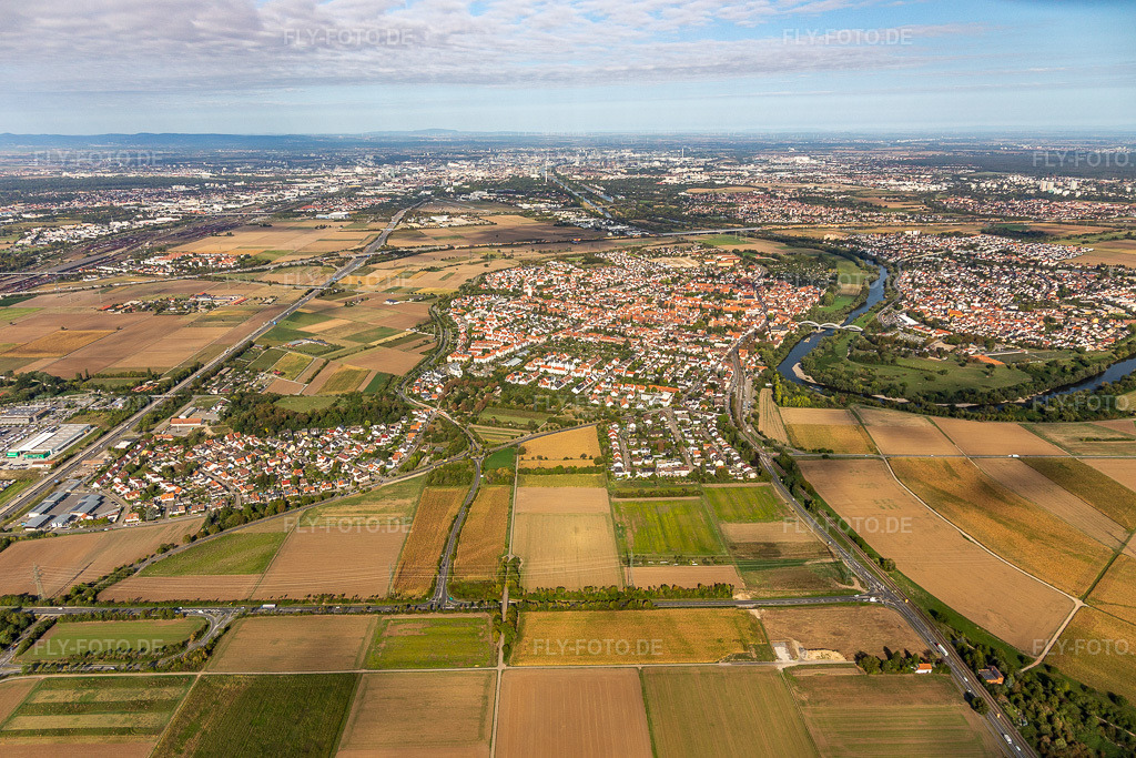 Luftbild: Ortskern Seckenheim am Uferbereich des Neckar - Flußverlaufes im Ortsteil Seckenheim in Mannheim im Bundesland Baden-Württemberg in Deutschland. Foto: IMG_122725.jpg vom 11.09.2020 durch Werner Riehm/FLY-FOTO.de