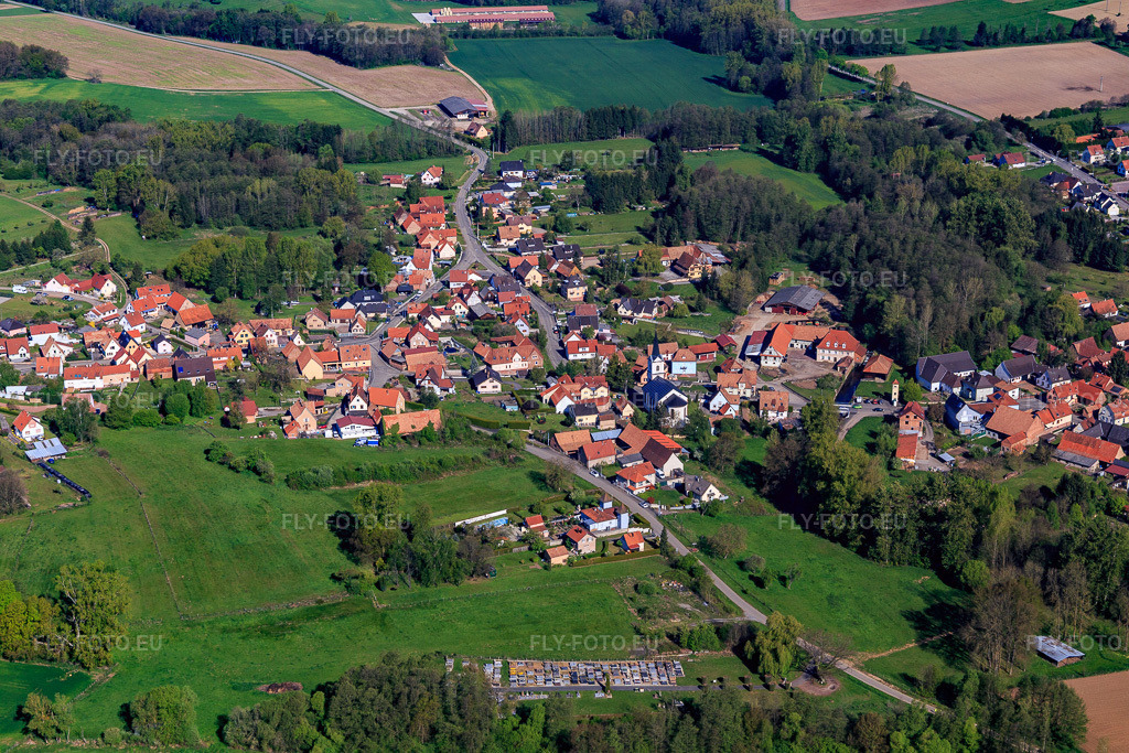 Vue aérienne: Église au centre du village vue du sud-est à Gumbrechtshoffen dans le département Bas Rhin, France – .Photo: IMG_099502.jpg prise le 30/04/2017 par Werner Riehm/FLY-FOTO.eu – Résolution de l'original: 5472 x 3648 px