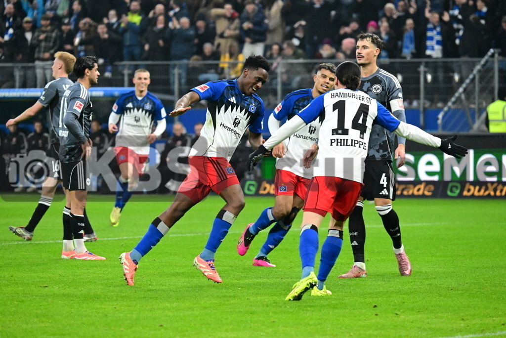 KBS Picture_HSV-Frankfurt_006 | HSV Torjubel zum 1:0 v.l. Torschuetze Sambi Lokonga Albert Sambi (HSV) , Philippe Rayan (HSV) , Koenigsdoerffer Ransford-Yeboah (HSV) , Koch Robin (Eintr. Frankfurt) ,Sportplatz :  Volksparkstadion, - Realisiert mit Pictrs.com