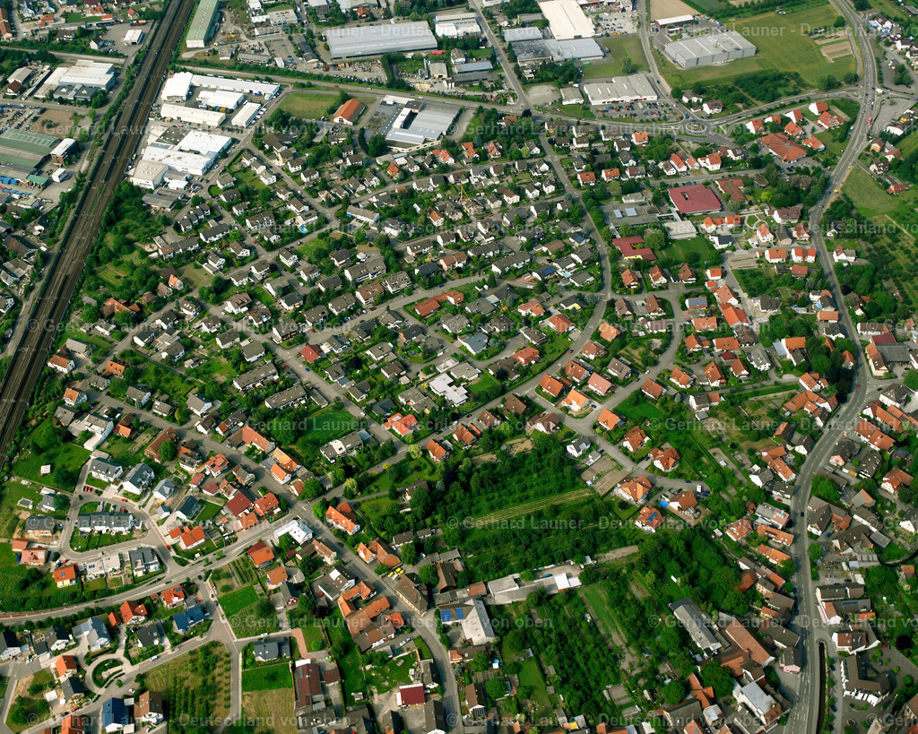 2526087 | OTTERSWEIER 01.08.2005 Ortsansicht der Straßen und Häuser der Wohngebiete in Ottersweier im Bundesland Baden-Württemberg, Deutschland // Town View of the streets and houses of the residential areas in Ottersweier in the state Baden-Wuerttemberg, Germany Foto: Gerhard Launer