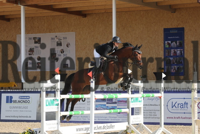 Birkhof_2024_Prfg.Nr.19_Amateur-Springprüfung_Kl.M_120cm_Nina Klotzbücher_Chassidy (6) | Alle Fotos der Reiterjournal Fotografin Doris Matthaes im Reiterjournal Online-Fotoshop. - Realisiert mit Pictrs.com