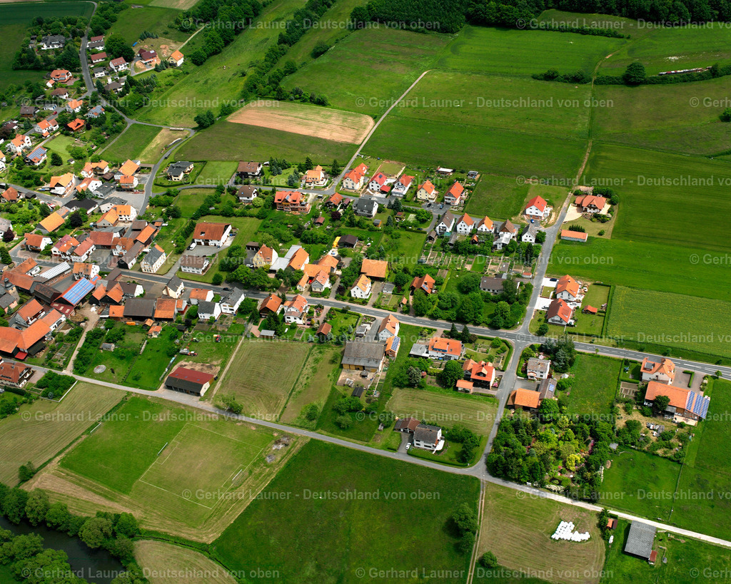 2615617 | SANDLOFS 09.06.2006 Landwirtschaftliche Nutzflächen und Feldgrenzen  umsäumen das Siedlungsgebiet des Dorfes in Sandlofs im Bundesland Hessen, Deutschland // Agricultural land and field boundaries surround the settlement area of the village  in Sandlofs in the state Hesse, Germany Foto: Gerhard Launer