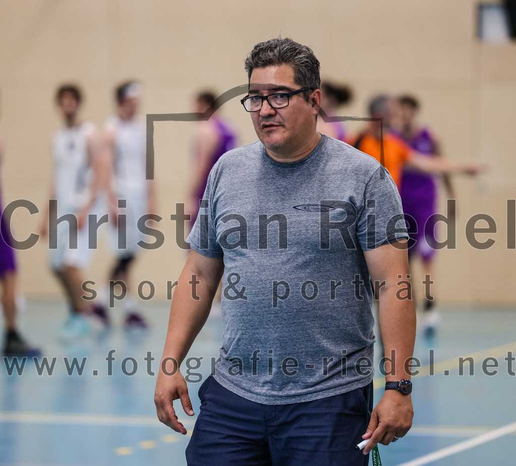 2022-05-01_010_TSV_Vaterstetten_gegen_DJK_Traunstein | Vaterstetten, Deutschland, 01.05.2022:
Basketball, Aufstiegsrunde zur Bayernliga 2021 / 2022, 5. Spieltag, TSV Vaterstetten gegen DJK Traunstein, Endergebnis: 87:79

Trainer Daniel Paz (TSV Vaterstetten)

Foto: Christian Riedel / fotografie-riedel.net