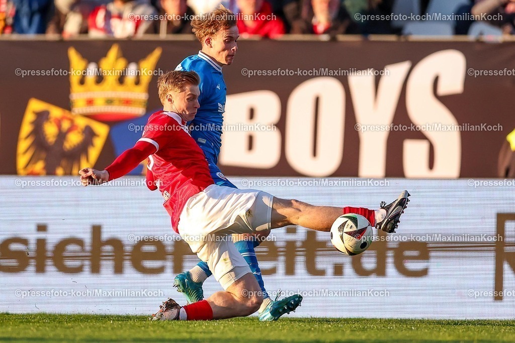 RWE06042501027 | 2025.04.06, Fußball, 3.Liga, Rot-Weiss Essen - FC Hansa Rostock, Stadion Hafenstraße, Saison 2024 2025: Julian Eitschberger (RWE #2) im Zweikampf gegen Felix Ruschke (FC Hansa Rostock #29) DFB regulations prohibit any use of photographs as image sequences and or quasi-video.