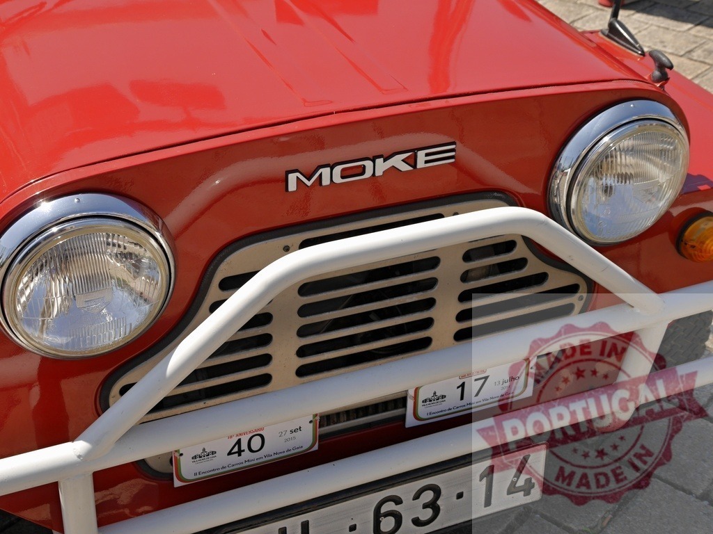 Red Mini Moke classic British car grille | Red Mini Moke vintage car displaying front grille, bumper, and headlights - Realisiert mit Pictrs.com