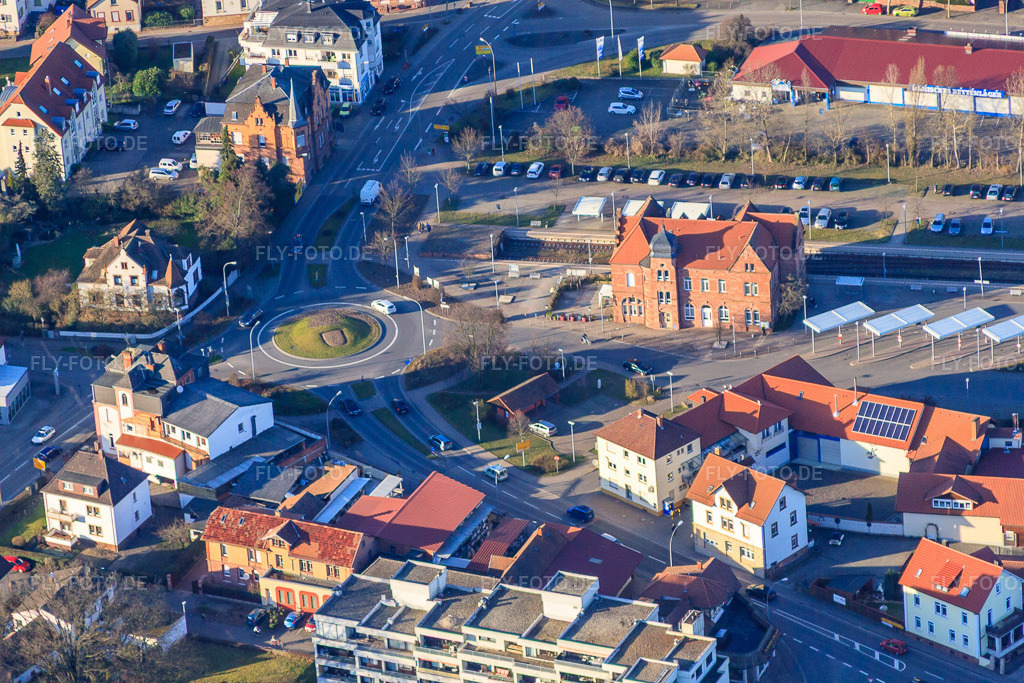 Luftbild: Sackbahnhof am Keisverkehr Weinstraße / Kappeller Straße in Bad Bergzabern im Bundesland Rheinland-Pfalz in Deutschland. Foto: IMG_62382.jpg vom 24.02.2014 durch Werner Riehm/FLY-FOTO.de