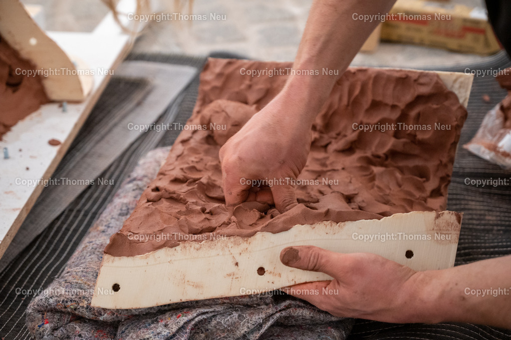 DSC_9505 | Jonas Wendelin zeigt großformatige Skulpturen und Rauminstallationen aus Ton und Lehm, basierend auf 3D‑Scans von organischen Materialien wie verrottenden Baumstämmen und archäologischen Gefäßen aus der Museums‑Sammlung. Diese Arbeiten thematisieren Material als Archiv und Informationsträger, Erosion und Zerstörung — sowohl formal als auch inhaltlich. Die Werke schaffen Spannungsfelder zwischen haptischer Realität und digitaler Wahrnehmung, und lassen Wahrnehmungskategorien wie natürlich oder künstlich verschwimmen. 
