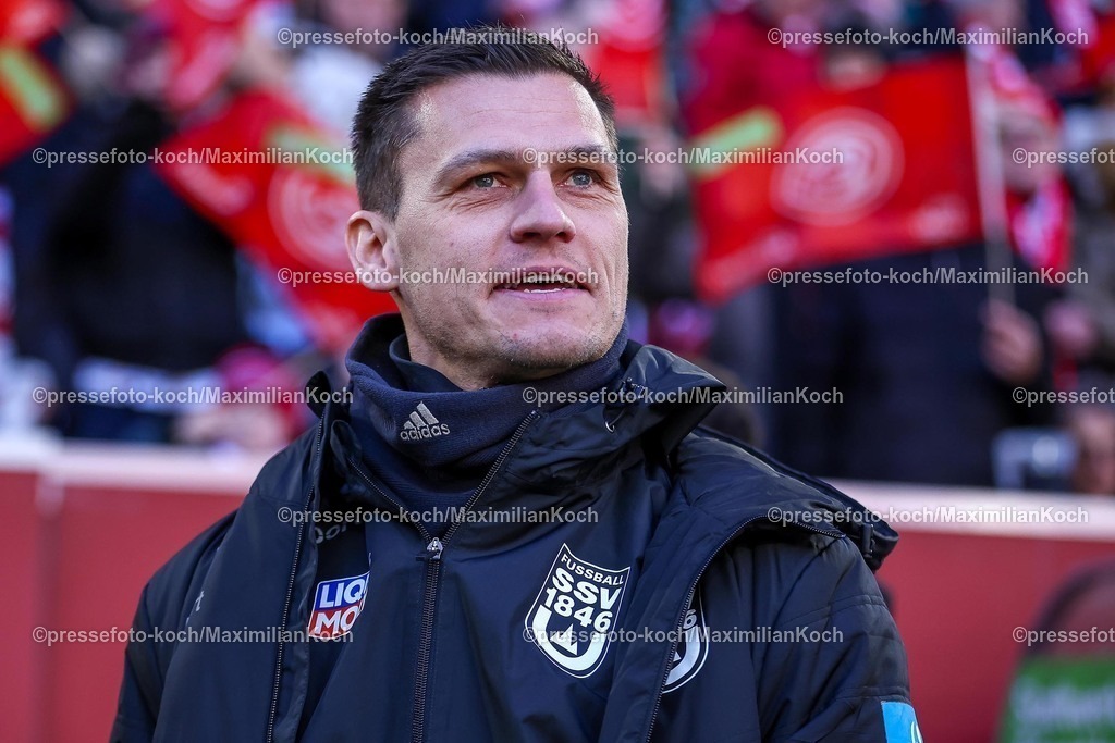Due01022502130 | 01.02.2025, Fußball, Fortuna Düsseldorf - SSV Ulm 1846, 2.. Fußball Bundesliga, 20. Spieltag, Merkur Spiel-Arena, Saison 2024 2025: Cheftrainer Thomas Wörle (SSV Ulm)DFB regulations prohibit any use of photographs as image sequences and or quasi-video.