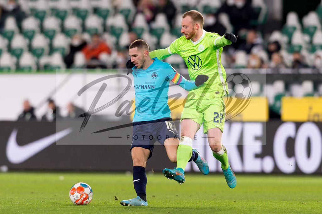 WOBFUE20220206_053 | Fussball, Herren: Branimir Hrgota (SpVgg Greuther Fuerth) und Maximilian Arnold (VfL Wolfsburg) im Zweikampf bei dem Spiel der 1. Bundesliga zwischen VfL Wolfsburg und SpVgg Greuther Fuerth in der Volkswagen Arena am 06.02.2022 in Wolfsburg, Deutschland.DFB / DFL REGULATIONS PROHIBIT ANY USE OF PHOTOGRAPHS AS IMAGE SEQUENCES AND/OR QUASI-VIDEO. - Realisiert mit Pictrs.com