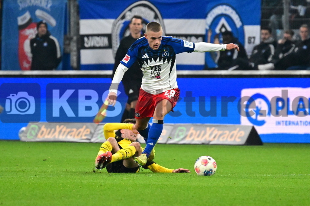 KBS Picture_HSV-Dortmund_023 | v.v. Muheim Miro (HSV) , Gross Pascal (Bor. Dortmund) ,Sportplatz :  Volksparkstadion, - Realisiert mit Pictrs.com