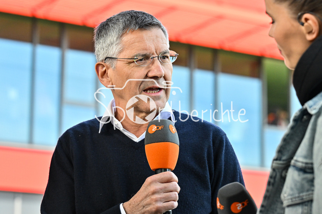 FC Bayern München - SC Freiburg | Im Bild Herbert HAINER beim Interview mit dem ZDF / Einzelfoto / Freisteller / Frauen Bundesliga: FC Bayern Muenchen - SC Freiburg, FC Bayern Campus am 27.04.2025