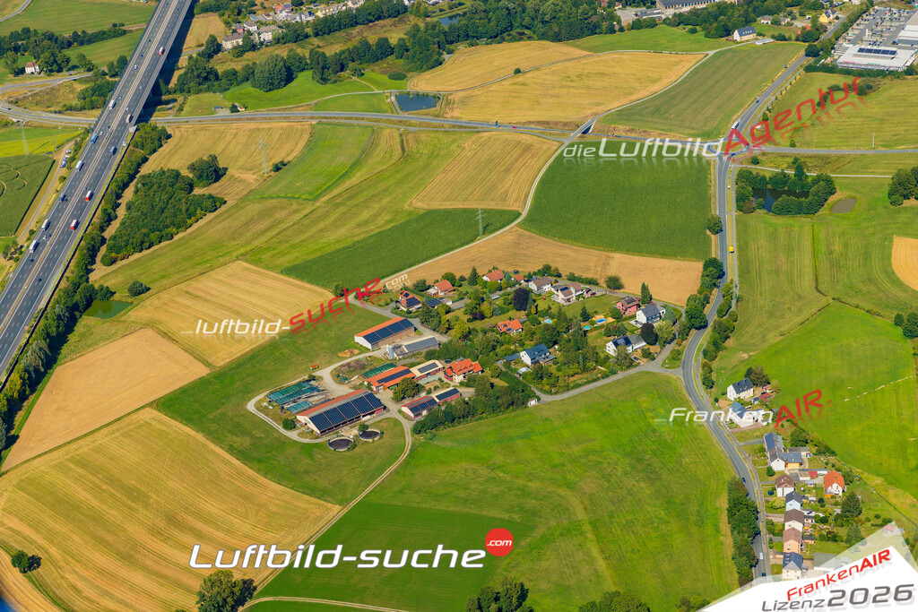 Schrägluftbild  Straas  Münchberg - Das Luftbild wurde 2025 vom UL-Flugzeug heraus erstellt ( keine Drohne ) - Hochauflösende Luftaufnahme -Nicht vergleichbar mit Google Maps oder Satelittenbilder- Die Geschenkidee !Mit Lizenz und Bildrechte bestellbar