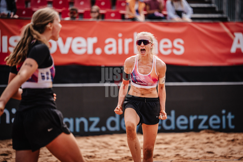 Beachvolleyball | Frauen | Allianz German Beach Tour 2025 | Tourstop München | 04.07.2025 | v.l. Josefine Schäkel und Giulia Deißenberger jubeln
