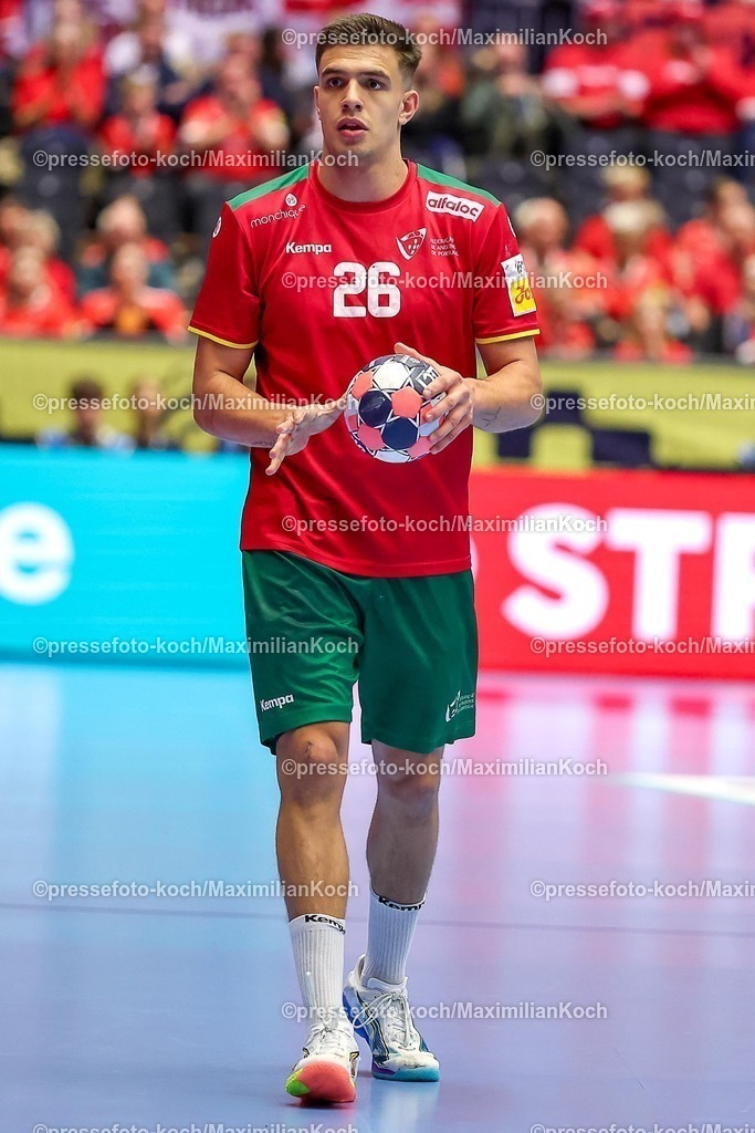 EHF16012601004 | 16.01.2026, Handball, Men's EHF EURO 2026, Portugal - Rumänien, Jyske Bank Boxen in Herning, Dänemark, Preliminary Round:  Francisco Mota Costa (Portugal #26) 