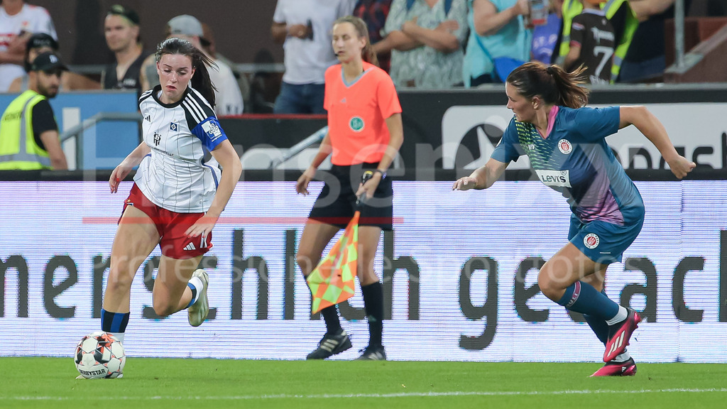 Fussball, DFB-Pokal Frauen, FC St. Pauli - Hamburger SV | v.li.: Nele Karowski (Hamburger SV, 18) und Rachel Rinast (FC St. Pauli, 31) im Zweikampf, Duell, Dynamik, Aktion, Action, Spielszene, DIE DFB-RICHTLINIEN UNTERSAGEN JEGLICHE NUTZUNG VON FOTOS ALS SEQUENZBILDER UND/ODER VIDEOÄHNLICHE FOTOSTRECKEN. DFB REGULATIONS PROHIBIT ANY USE OF PHOTOGRAPHS AS IMAGE SEQUENCES AND/OR QUASI-VIDEO.