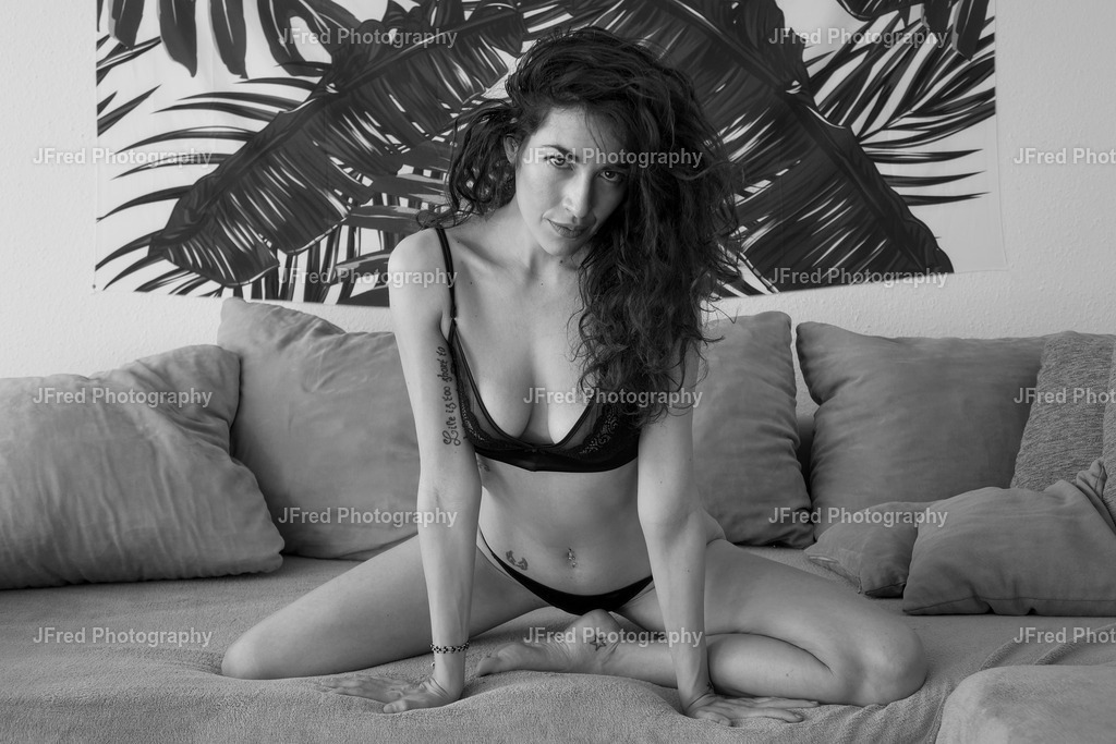 Model Alessandra | Hochwertige Fotografie Drucke und FineART Prints von Models im Studio oder OnLocation. NudeART Shootings als ästhetische moderne Nude Fotografie. - Realisiert mit Pictrs.com