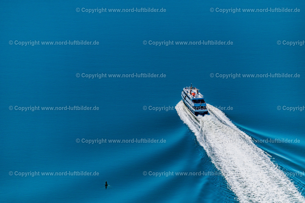 Adler_Express_Adler_Schiffe_ELS_8320130822 | NORDSTRAND 13.08.2022 Passagier- und Fahrgastschiff " Adler Express " in voller Fahrt nähe der Halbinsel Nordstrand im Wattenmeer im Bundesland Schleswig-Holstein, Deutschland. Weiterführende Informationen bei: Adler-Schiffe GmbH & Co. KG. // Passenger ship "Adler Express" at full speed near the peninsula Nordstrand in the Wadden Sea in the state Schleswig-Holstein, Germany. Further information at: Adler-Schiffe GmbH & Co. KG. Foto: Martin Elsen