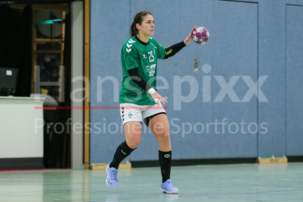 Handball, 2. Bundesliga Frauen, HL Buchholz 08-Rosengarten - SV Werder Bremen | v.li.: Anna Lena Bergmann (SV Werder Bremen, 25) Freisteller am Ball, Einzelfoto, Spielszene, Aktion, Action