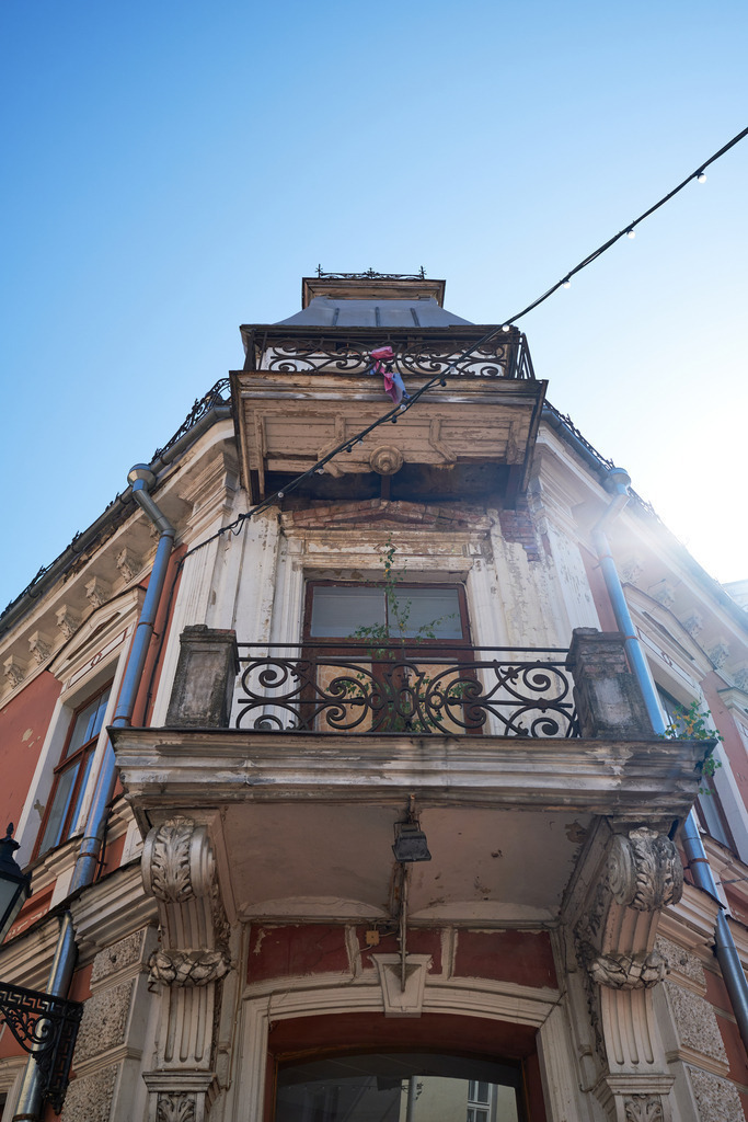 Altes verfallenes Haus mit Balkon | Tartu, Estland - August 23, 2022: Vorderansicht eines Alten Hauses mit Balkon. - Realisiert mit Pictrs.com