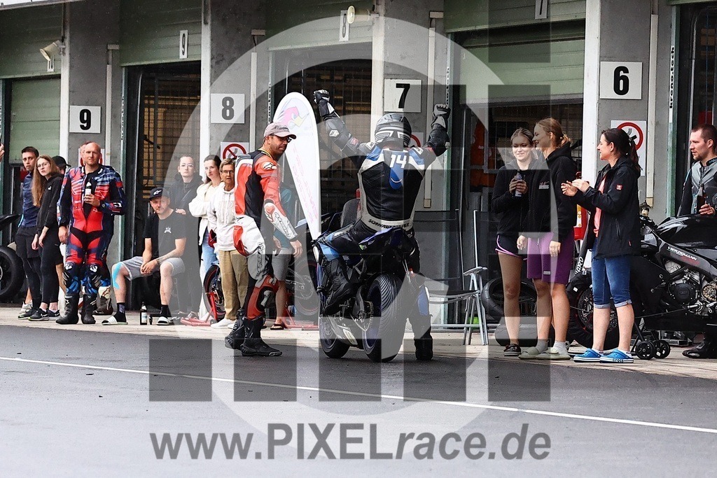social-20250830_08320 | Schöne Erinnerungen an spannende Momente - das festzuhalten ist unser Job. PIXELrace.de ist seit 2003 auf den Rennstrecken Europas unterwegs um die Action draußen beim Fahren und die wunderbare Stimmung imm Fahrerlager für euch einzufangen.