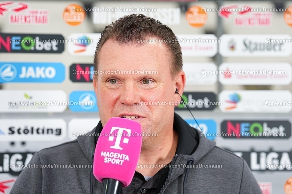 xydrx17092501032 | 17.09.2025, xydrx, Fußball, 3.Liga, Rot-Weiss Essen - VFL Osnabrück, Saison 2025 2026, Stadion an der Hafenstraße:  Uwe Koschinat (Cheftrainer Rot-Weiss Essen)  DFB regulations prohibit any use of photographs as image sequences and or quasi-video.