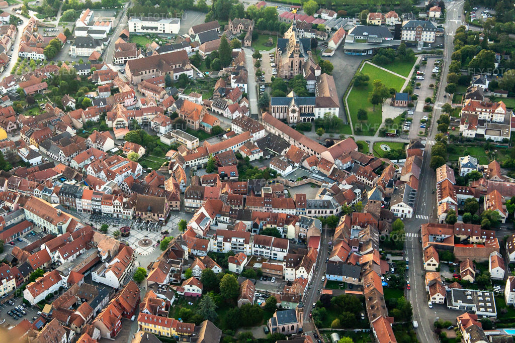 Vue aérienne: Place de l'Hôtel de Ville à Molsheim dans le département Bas Rhin, France. Photo: IMG_138003.jpg prise le 19/08/2023 par Werner Riehm/FLY-FOTO.eu – Résolution de l'original: 4328 x 2886 px