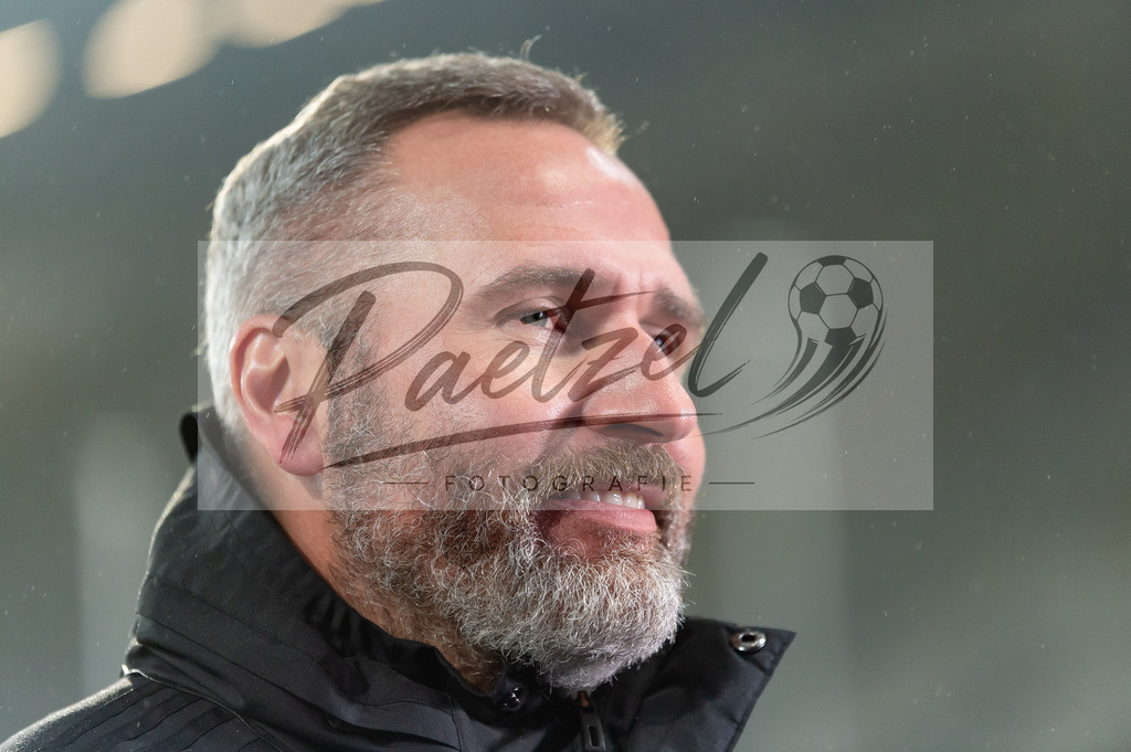 SGDHSV20220114_170 | Fussball, Herren: Trainer Tim Walter (Hamburger SV) schaut bei dem Spiel der 2. Bundesliga zwischen SG Dynamo Dresden und Hamburger SV im Rudolf-Harbig-Stadion am 14.01.2022 in Dresden, Deutschland.DFB / DFL REGULATIONS PROHIBIT ANY USE OF PHOTOGRAPHS AS IMAGE SEQUENCES AND/OR QUASI-VIDEO. - Realisiert mit Pictrs.com