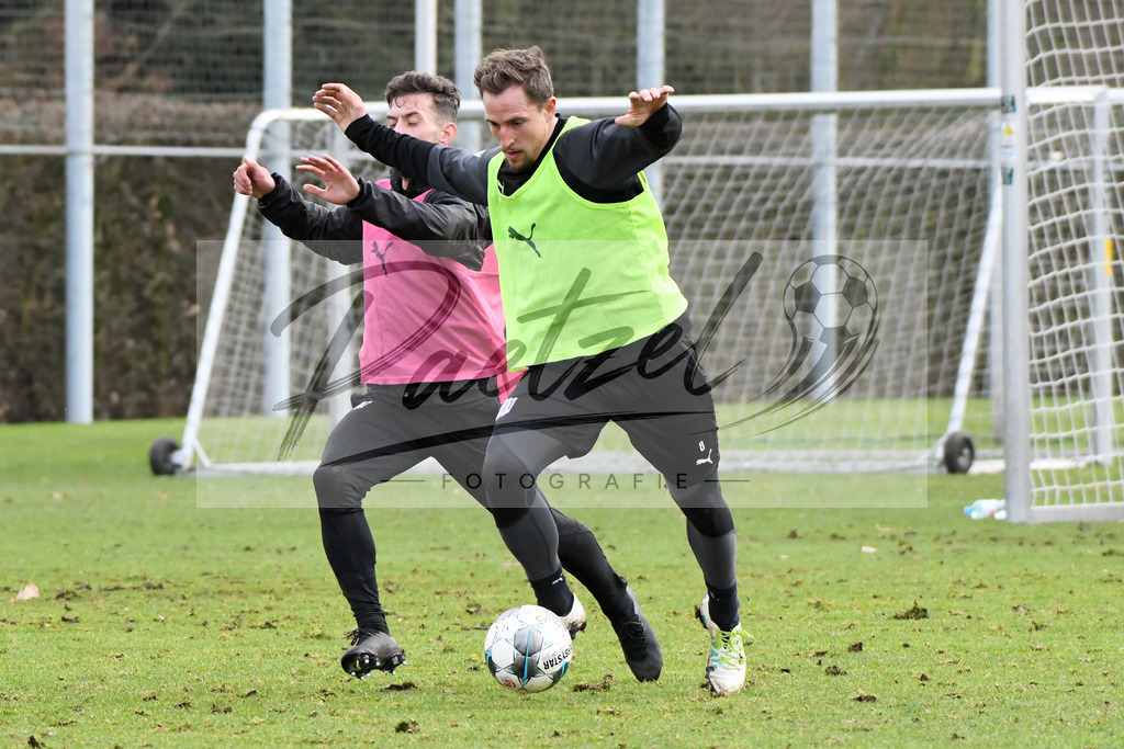 20200130_TRAOSN_0024 | Fußball, Herren: Manuel Farrona Pulido (VfL Osnabrueck) und Ulrich Taffertshofer (VfL Osnabrueck) im Zweikampf waehrend der Trainingseinheit des VfL Osnabrueck im Sportpark Illoshoehe am 30.01.2020 in Osnabrueck, Deutschland. - Realisiert mit Pictrs.com