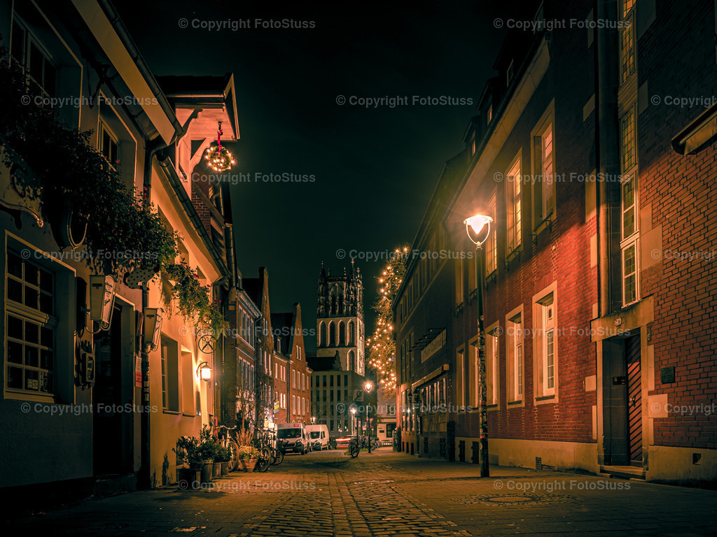 Kreuzstraße in Münster Westfalen bei Nacht | Kreuzstraße in Münster bei Nacht mit Blick auf die Liebfrauen-Überwasserkirche. - Realisiert mit Pictrs.com