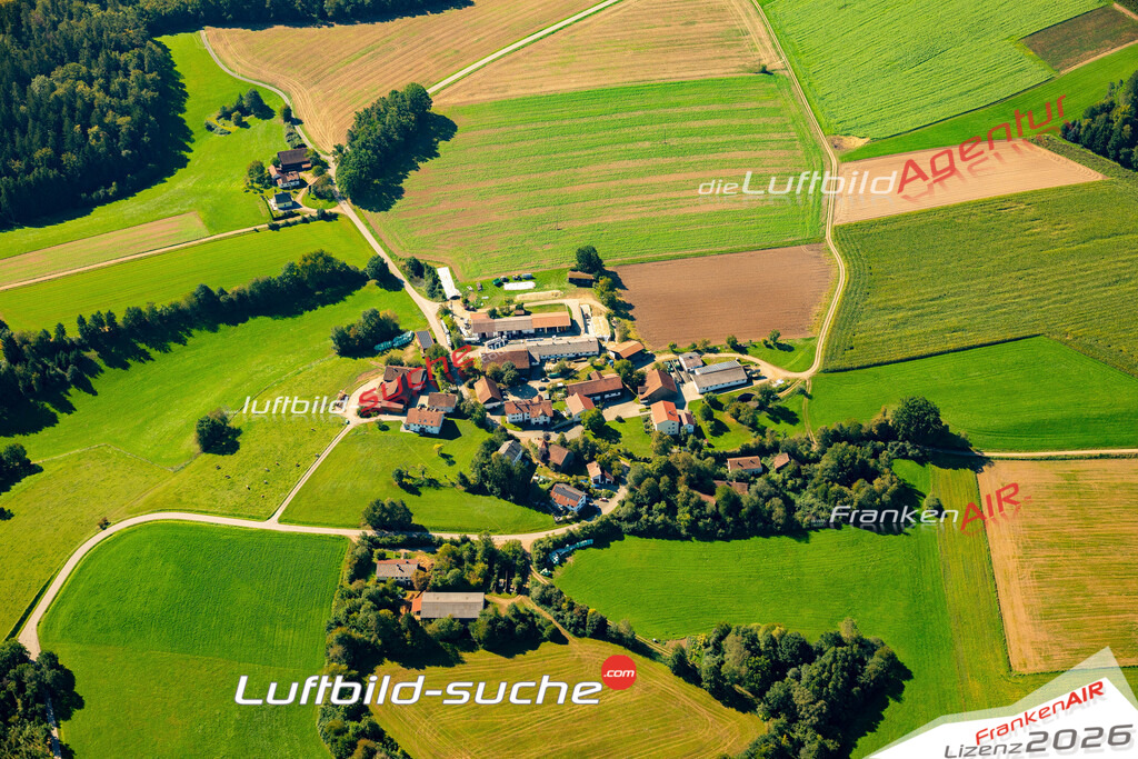 Das Luftbild zeigt : Trasching Roding - Die Luftaufnahme wurde 2023 vom UL-Flugzeug aus erstellt ( keine Drohne ) - Hochauflösende Luftaufnahme - Für grossformatige Ausdrucke geeignet. Die Geschenkidee !Mit Lizenz und Bildrechte bestellbar
