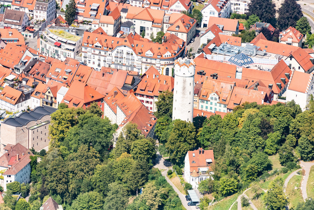dr__0016070.jpg | RAVENSBURG 03.08.2018 Stadtansicht des Innenstadtbereiches mit Blick auf den altem Wehrturm mit dem Namen Mehlsack in Ravensburg im Bundesland Baden-Württemberg, Deutschland. // Down town area with Blick auf den altem Wehrturm with dem Namen Mehlsack in Ravensburg in the state Baden-Wurttemberg, Germany. Foto: Daniel Reiter