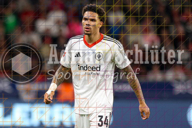 Bayer 04 Leverkusen vs Eintracht Frankfurt - Bundesliga  | Leverkusen, Deutschland, 12.09.25:   Pharrell Nnamdi Collins (Eintracht Frankfurt) schaut waehrend des Spiels der Bundesliga zwischen  Bayer 04 Leverkusen vs Eintracht Frankfurt in der BayArena(Foto von Brauer-Fotoagentur / Adrian Schlueter)