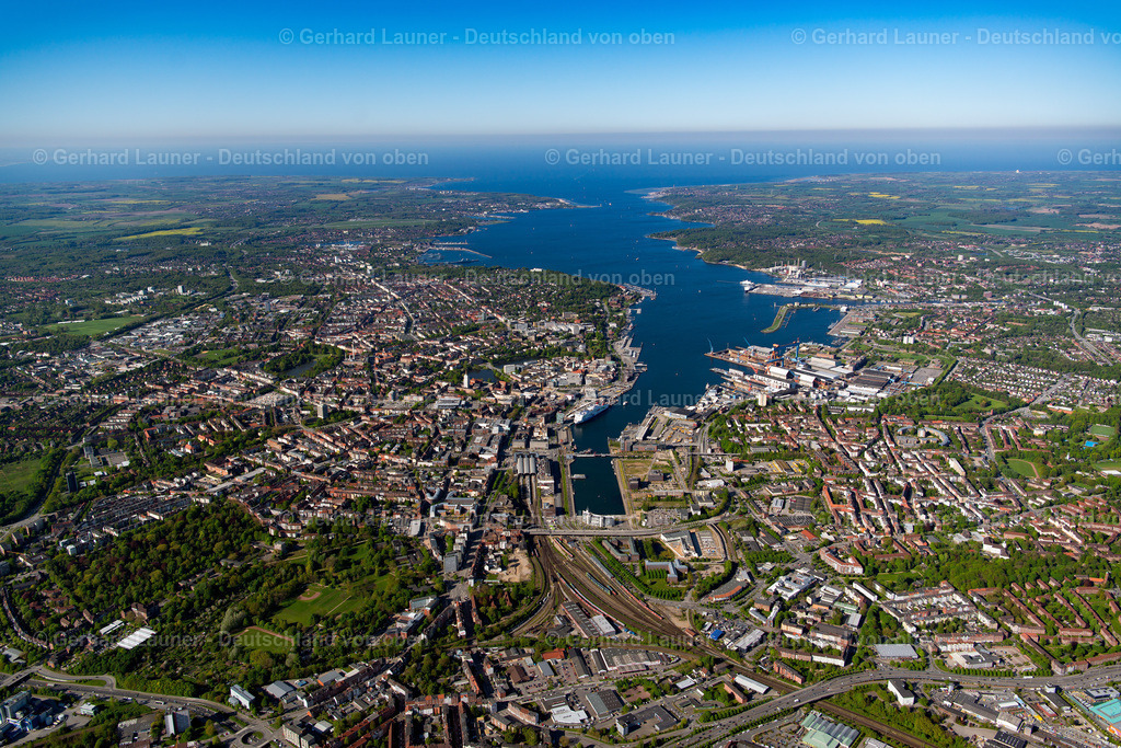3802058 | KIEL 07.08.2020 Blick über die Kieler Förde und die Stadt Kiel mit seinen Hafenanlagen, Werften, Geschäfts- Büro- und Wohnhäusern